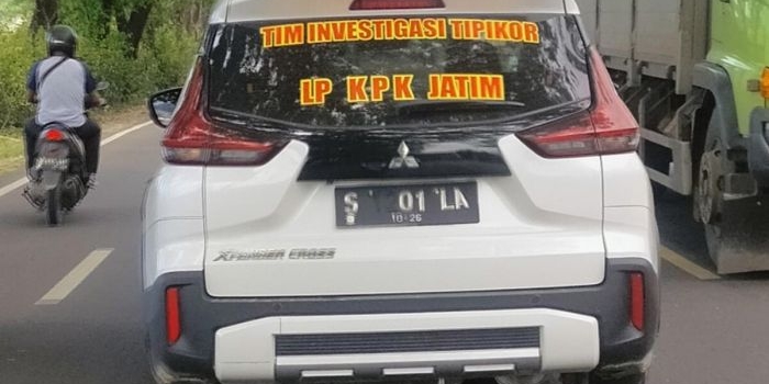 Mobil Xpander Cross yang viral di Bojonegoro karena menempelkan stiker bertuliskan LPP KPK di kaca belakang menutup separuh pelat nomornya. 