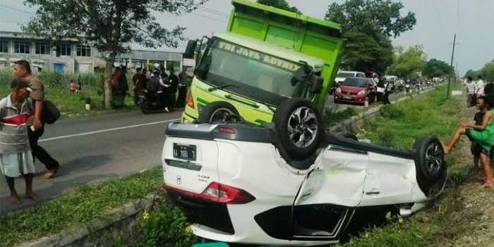 Kondisi dua kendaraan yang terlibat laka sebelum dievakuasi petugas. foto: RONY S/ BANGSAONLINE