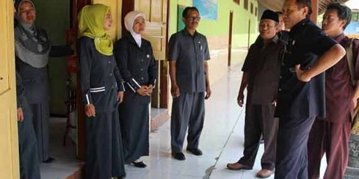 Sidak anggota komisi D DPRD Nganjuk di SDN Banaran Kecamatan Bagor.foto: soewandito/BANGSAONLINE