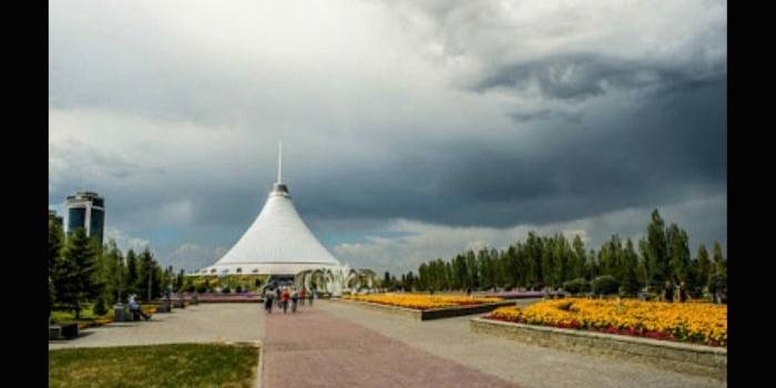 Gugusan awan yang membentuk sebuah mata di langit kazakhstan (bawah). Foto : istimewa