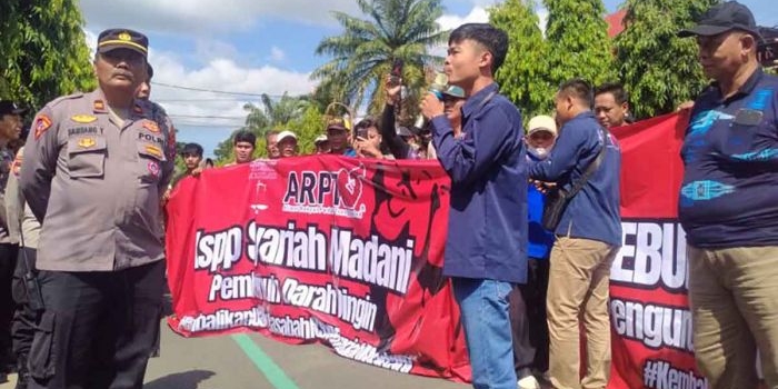 nasabah-kspps-madani-gelar-aksi-di-dprd-trenggalek-tuntut-pengembalian-dana