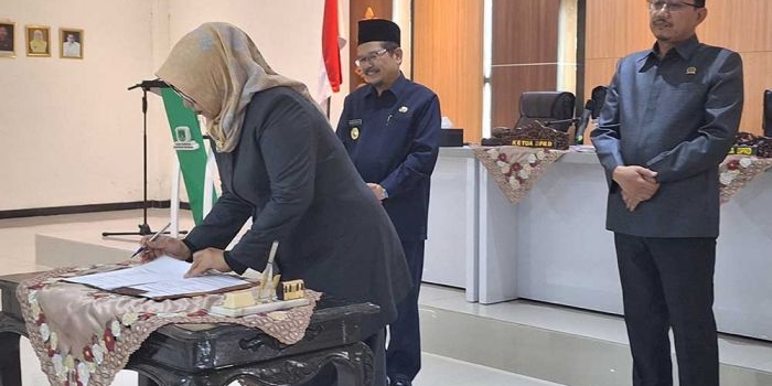 Pj. Bupati Pasuruan Andriyanto dan Ketua DPRD Sudiono Fauzan saat menghadiri sidang paripurna, Senin (22/7/2024).