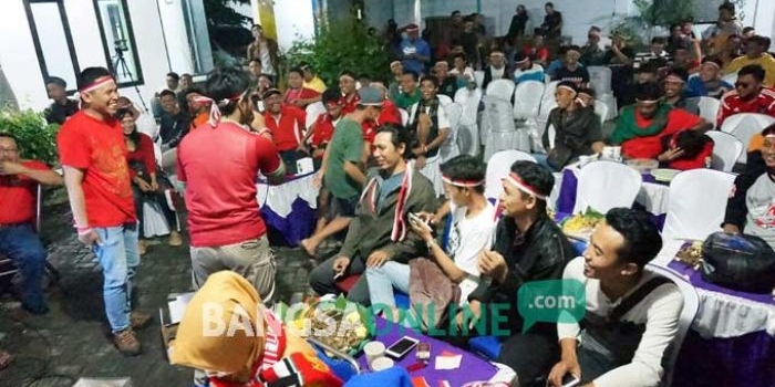 Panitia nobar di halaman Grahamedia Jombang saat memberikan doorprize kepada penonton. foto: RONY S/ BANGSAONLINE 
