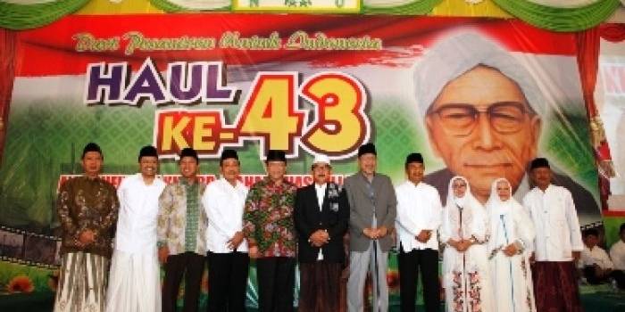 ?

Gus Ipul dan Menko Kesra RI Agung Laksono, bersama keluarga besar dan pemangku Ponpes Bahrul Ulum Tambak Beras KH Hasib Abd Wahab. Foto:humasprov/BANGSAONLINE