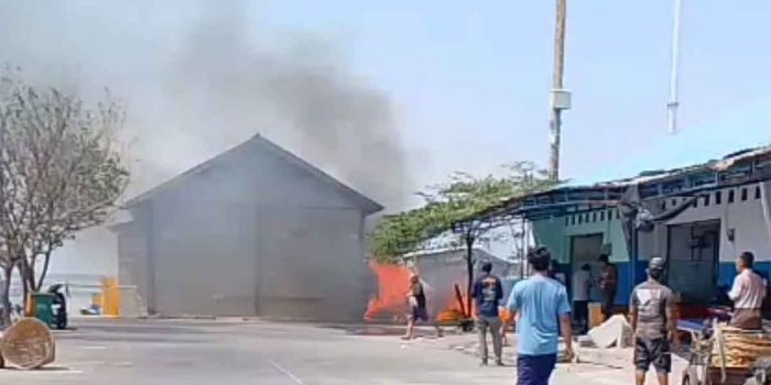 gudang-penyimpanan-ikan-di-ppm-kota-probolinggo-terbakar-penyebab-belum-diketahui