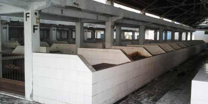 Pasar ikan higienis yang kini terlihat kumuh. (foto: imron/BANGSAONLINE)