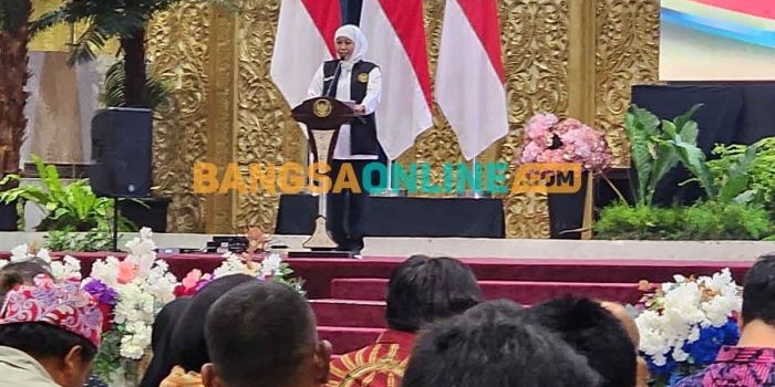 Gubernur Khofifah saat memberi sambutan ketika menghadiri temu karya petani hutan. Foto: DEVI FITRI AFRIYANTI/BANGSAONLINE