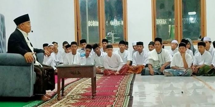 Prof. Dr. KH. Asep Saifuddin Chalim, M.A. saat memberikan ceramah agama di depan para santri di Dayah Mahyal Ulum Al-Aziziyah, Sibreh, Aceh Besar, yang diasuh Tengku (Tgk) Haji Faisal Ali, yang tak lain Ketua PWNU Aceh, Senin (29/11/2021). Foto: M Mas