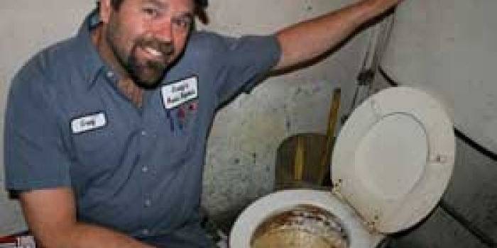 ?Greg dengan Toilet Hitler yang memuat bengkelnya cukup terkenal ini. foto:repro roadsideamerica