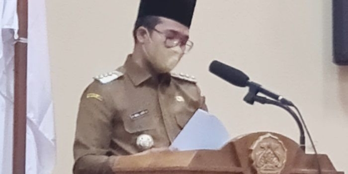 Bupati Bangkalan Ra Latif saat memberikan jawaban pandangan fraksi-faksi terkait RAPBD Tahun Anggaran 2022, di Gedung DPRD Bangkalan, Senin (2021).