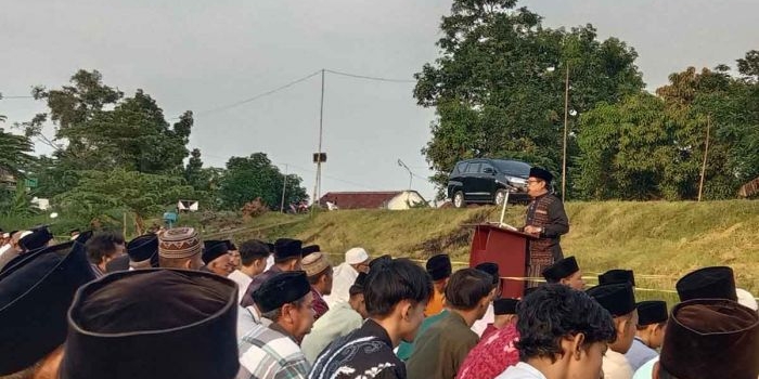 Para Jamaah Muhammadiyah saat melaksanakan salat Idul Fitri di Lapangan sepak bola Durikulon.
