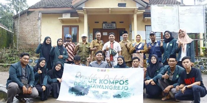 Mahasiswa KKN IKHAC Mojokerto usai mengedukasi petani soal kompos organik.