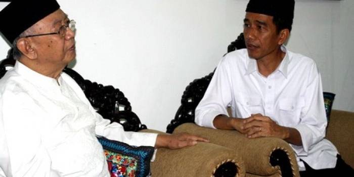 Jokowi silaturahim kepada Gus Sho;ah. foto:muhammad syafii/BANGSAONLINE