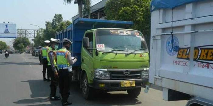 MELANGGAR: Sejumlah dumptruk terjaring Operasi Zebra 2015 karena melewati kawasan kota Ngawi. foto: zainal abidin/BANGSAONLINE