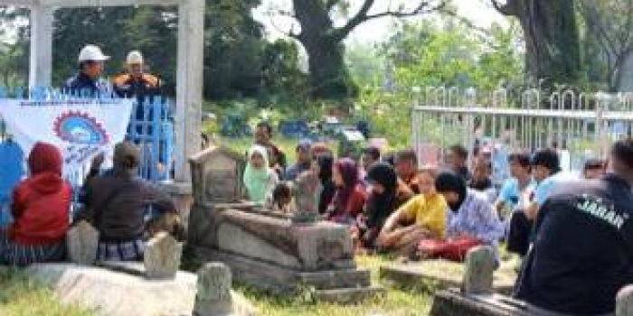 May Day, makam Marsinah diserbu puluhan peziarah dari berbagai daerah. (Soewandito/BANGSAONLINE)