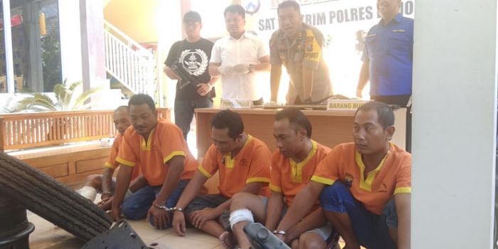 Kapolres AKBP Feby DP Hutagalung bersama kelima tersangka yang dihadirkan saat konferensi pers. 