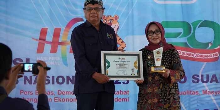 Ketua PWI Jombang Sutono Abdilah memberikan penghargaan pada Bupati Jombang, Hj Mundjidah Wahab.