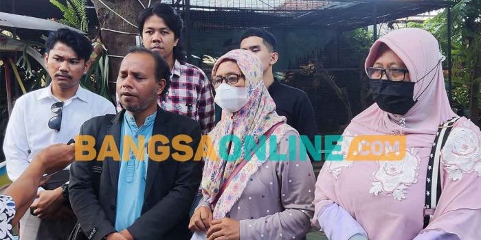 Muhammad Ulinuha, pengacara terdakwa penganiayaan santri di Kediri saat memberi keterangan kepada wartawan. Foto: MUJI HARJITA/BANGSAONLINE