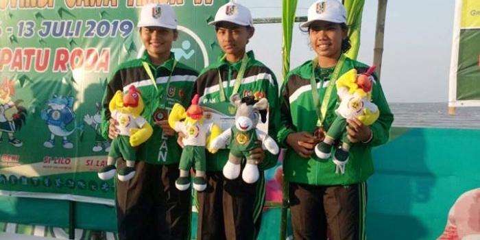 Tiga atlet sepatu roda Tuban yang telah berhasil menyumbangkan tiga medali.