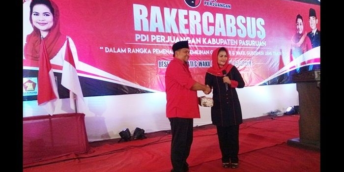 Puti Guntur saat menyerahkan uang tunai sebesar Rp 140 juta kepada Ketua DPC Andri Wahyudi.