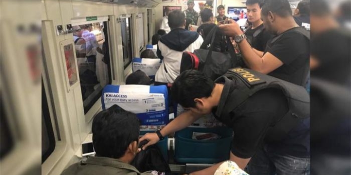 Proses pengecekan barang bawaan yang dilakukan oleh petugas.