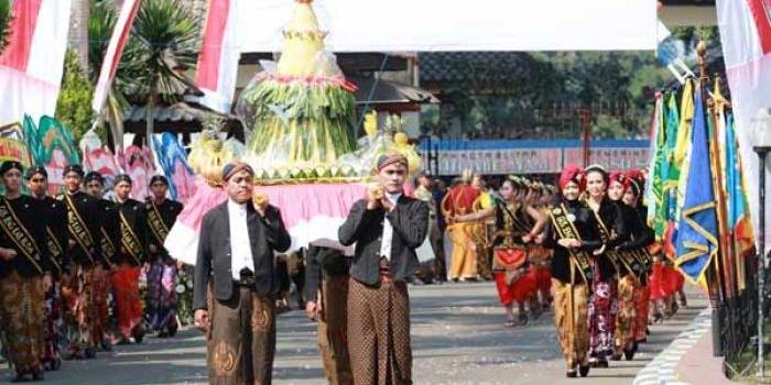 Tumpeng raksasa yang dibawa dari Alun-alun Kota Blitar ke Pendopo Kabupaten Blitar sebagai rangkaian hari jadi Kabupaten Blitar ke-691. foto: tri susanto/BANGSAONLINE