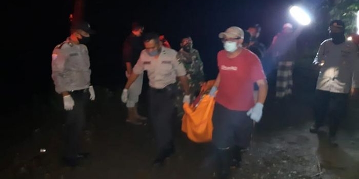 Para petugas saat mengevakuasi jenazah korban.