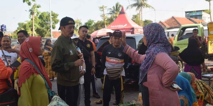 Pasangan Tauhid atau akronim dari Fattah Jasin dan Ahmad Mujahid Ansori saat menyapa pedagang dalam agenda yang digelar DPD PKS Pamekasan.