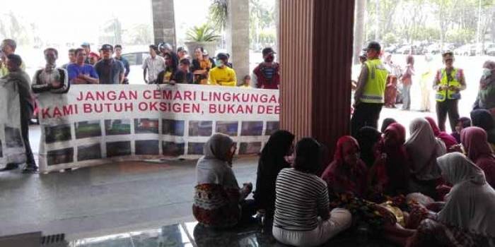 Warga ketika demo di kantor Pemkab Gresik. (syuhud/BANGSAONLINE)