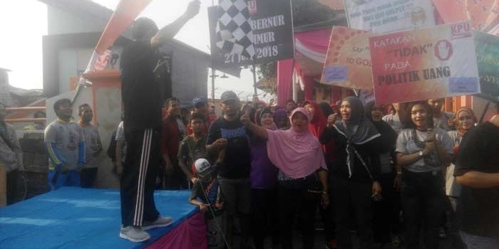 BERANGKAT: Ketua KPU Sidoarjo HM Zainal Abidin memberangkatkan Jalan Sehat Pilgub Jatim 2018, di kantor KPU Sidoarjo, Minggu (17/12). Foto: MUSTAIN/BANGSAONLINE