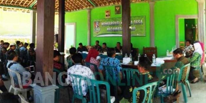Suasana diskusi antara wartawan dengan Muspika Soko di Balai Desa Gununganyar. foto: SUWANDI/ BANGSAONLINE