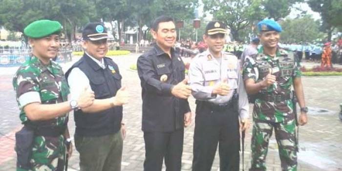 Wali Kota Malang M Anton, Dandim 0833-BJ Kota Malang Letkol. Arm, Aprianko S, Kapolres Malang Kota AKBP Singgamata, Kepala BNN Kota Malang AKBP Hendri Budiman, usai apel bersama di Alun-alun Merdeka. foto: iwan irawan/ BANGSAONLINE