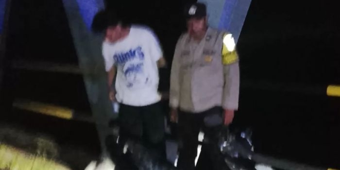 motor-dengan-kunci-beserta-dompet-ditinggal-di-jembatan-bengawan-solo-lamongan-polisi-cari-pemilik