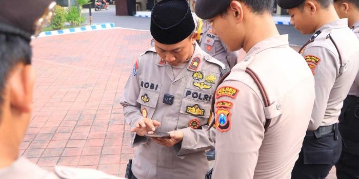 Wakapolres Ngawi, Kompol Achmad Robial saat memeriksa handphone para personelnya usai pelaksanaan apel pagi di lapangan Satya Haprabu polres setempat.