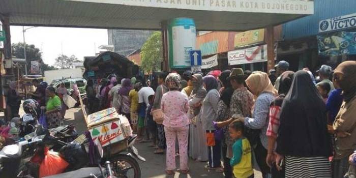 Ratusan warga saat antre akan membeli bahan pokok di operasi pasar yang digelar Disperindag. foto: EKY NURHADI/ BANGSAONLINE