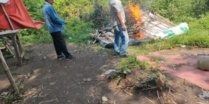 polisi-bongkar-dan-bakar-arena-sabung-ayam-di-prambon-sidoarjo