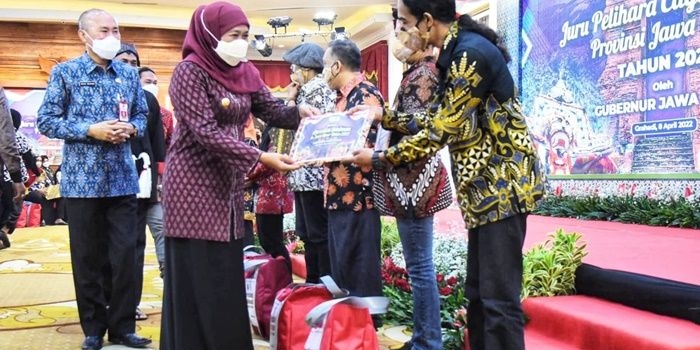 Gubernur Jatim Khofifah Indar Parawansa  didampingi Pj. Sekda Prov. Jatim Wahid Wahyudi saat memberikan apresiasi kepada para Seniman dan Juru Pelihara Cagar Budaya Jawa Timur. foto: ist.