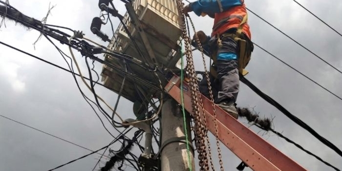 Petugas PLN ULP Pamekasan saat melakukan pemeliharaan