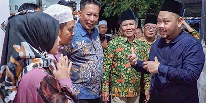 Kepala Desa Wadak Kidul Muhammad Hamam (dua dari kanan) saat mendampingi Bupati Gresik Fandi Akhmad Yani mengecek aliran air PDAM sebelum cuti kampanye Pilkada 2024. Foto: Ist