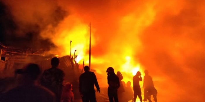 Petugas pemadam kebakaran berusaha memadamkan api yang membakar gudang kayu UD Marga Jaya milik Juju Indarto yang berada di kawasan jalan Lingkar Timur, Desa Siwalan Panji, Buduran, Sidoarjo, Senin (30/9) petang.