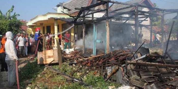 LUDES - Rumah Jasmirah yang rata dengan tanah usai hangus terbakar. (foto: suwandi/BANGSAONLINE)