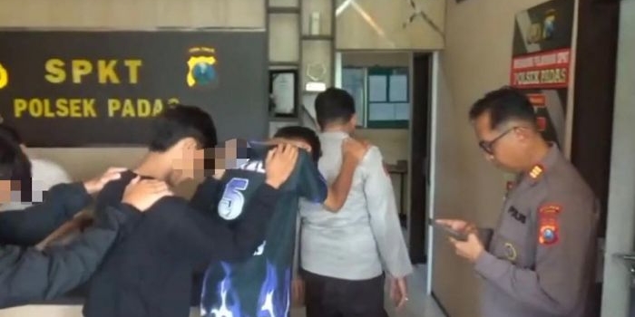 Para pelajar pelaku pelemparan bus saat diamankan di Polsek Padas.
