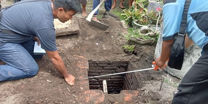 Benda purbakala berupa sumur bata merah berbentuk persegi ditemukan oleh seorang warga Desa Ngrati, Kecamatan Boyolangu, Kabupaten Tulungagung.