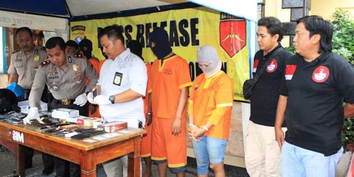 Pelaku beserta barang bukti saat diamankan di Mapolres Lamongan.