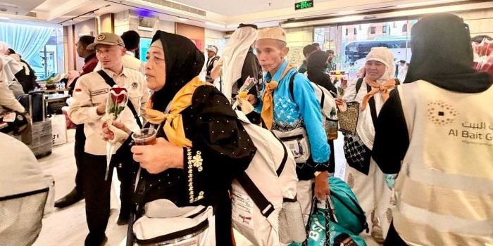 Kedatangan jemaah haji gelombang dua di Madinah langsung mendapat sambutan oleh para petugas. Foto: MCH 2026