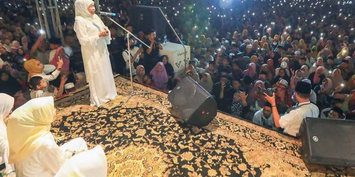 Gubernur Jawa Timur, Khofifah Indar Parawansa, saat menghadiri peringatan Maulid Nabi Muhammad SAW dan Golkar Bersholawat di Tuban.