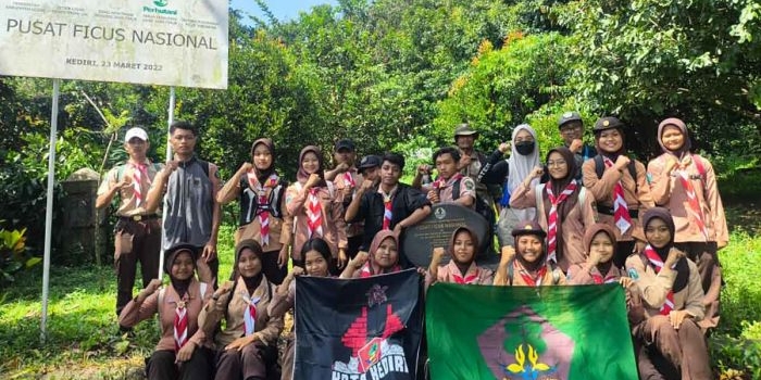 anggota-saka-wanabakti-kediri-dikenalkan-jenis-pohon-dan-satwa-di-alas-simpenan