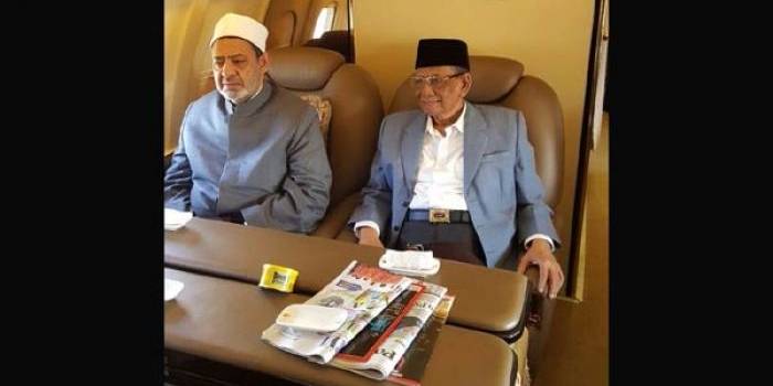 Grand Syaikh Al-Azhar Prof Dr Ahmed Muhammad Ahmed El-Tayeb bersama KHA Hasyim Muzadi dalam pesawat kepresidenan dari Malang menuju Pondok Modern Gontor Ponorogo Jawa Timur. foto: BANGSAONLINE