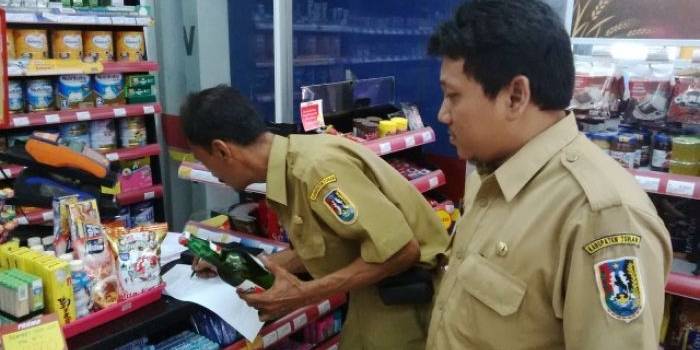 DATA. Petugas gabungan dari dinas perekonomian, dinas kesehatan dan satpol PP mendata makanan dan minuman kedaluwarsa. foto : suwandi/bangsaonline