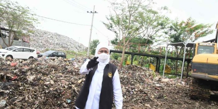 Khofifah Indar Parawansa di lokasi pembuangan sampah. Foto: Humas Pemprov Jatim